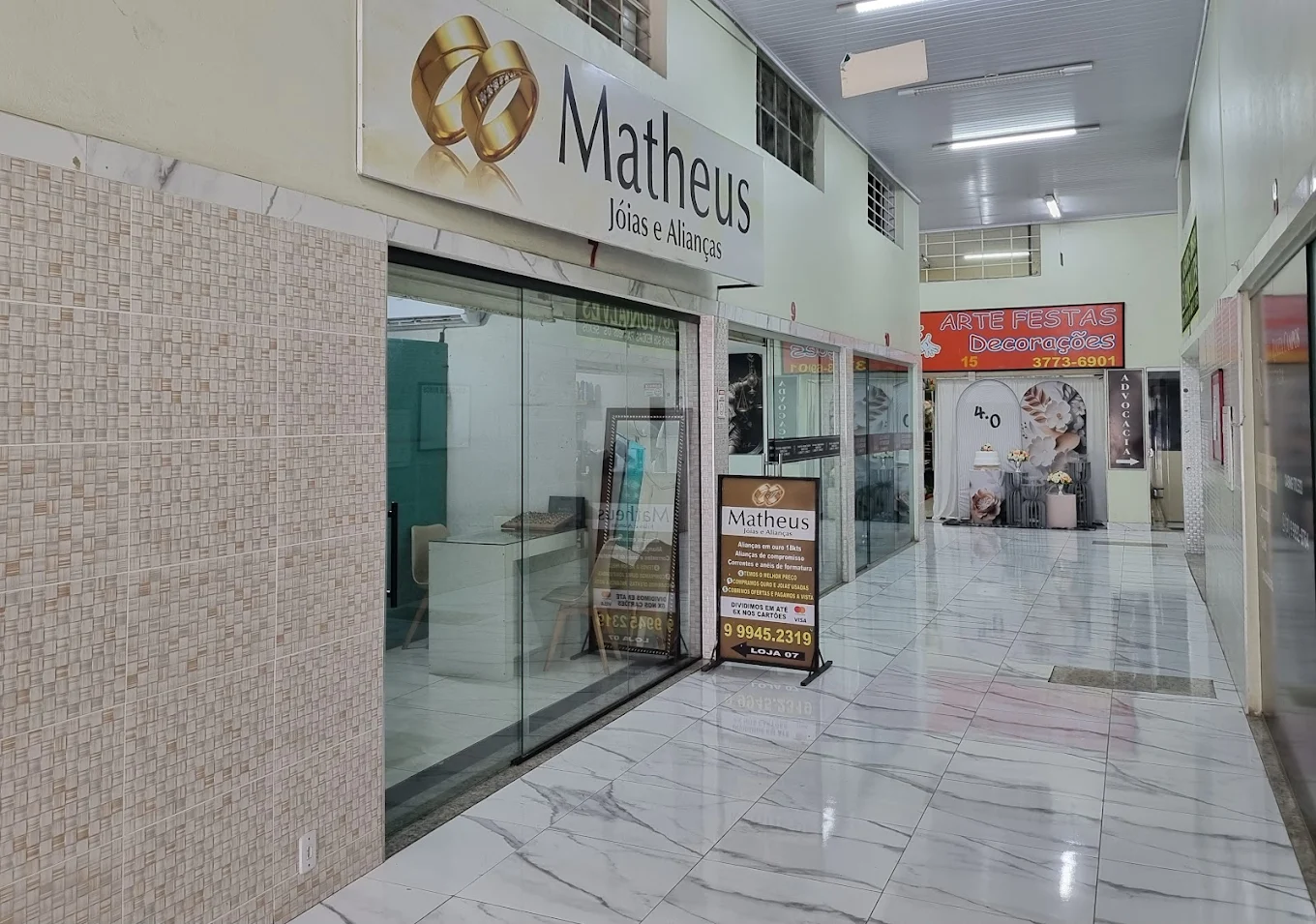 Artesão trabalhando em joia tradicional